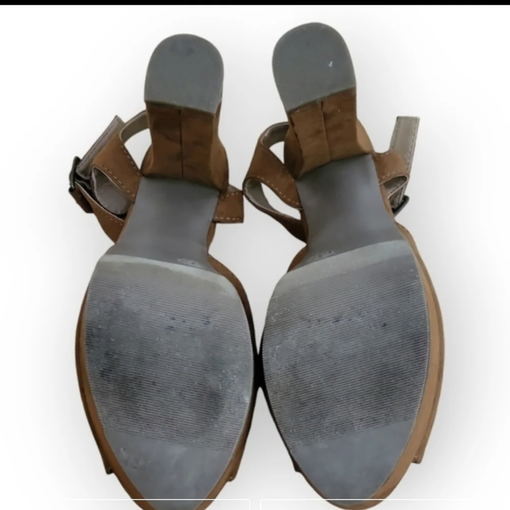 🤎 Candie’s Brown Suede Platform Heels – Size 8.5